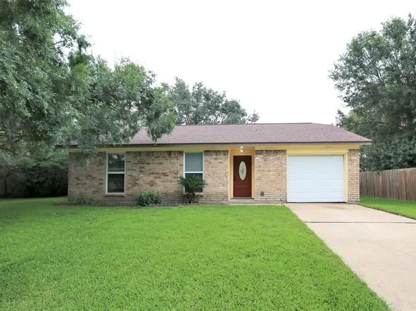 716 Betty St, Angleton, TX 77515