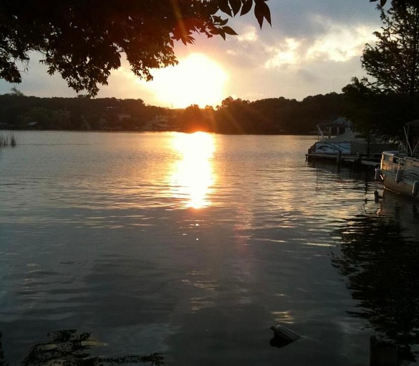 You can enjoy a relaxing cup of coffee by the lake every morning.