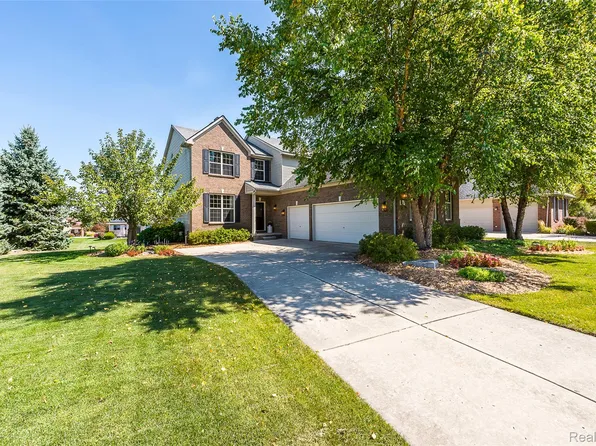 58740 Carriage Ln, South Lyon, MI 48178