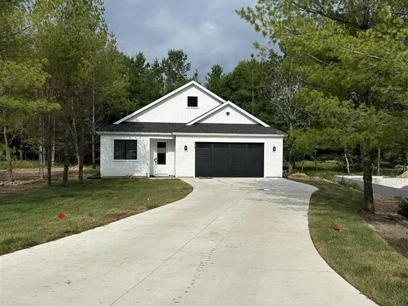 9429 Windeberry Dr, Charlevoix, MI 49720
