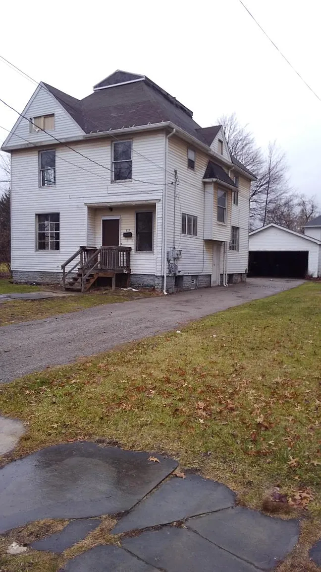 237 Scott St NE photo 1
