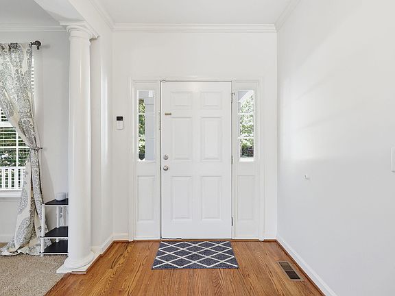 4th image of 526 Redford Place Dr