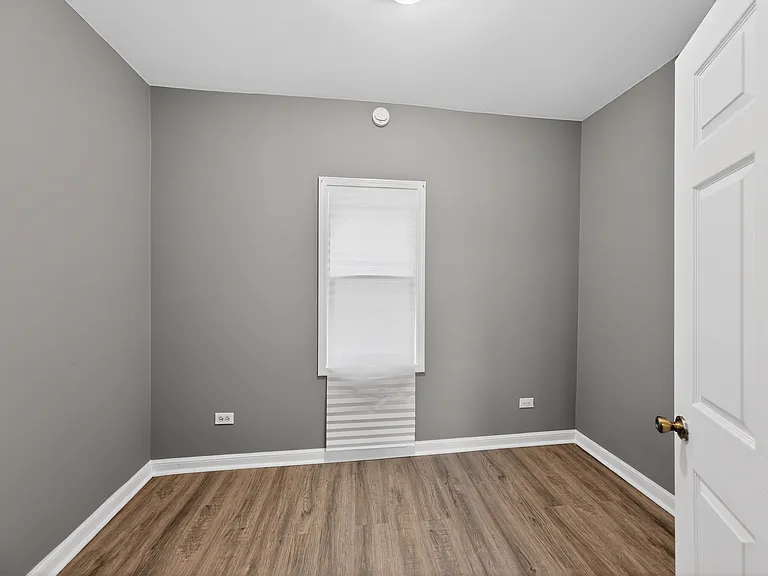 8428 S Escanaba Ave #2 — Photo 3