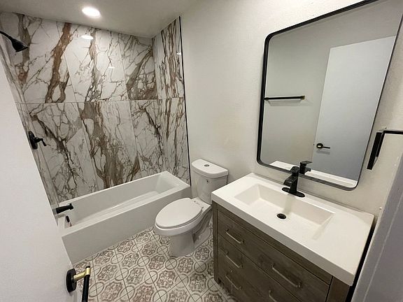 2nd image of 916 Clinton St #301