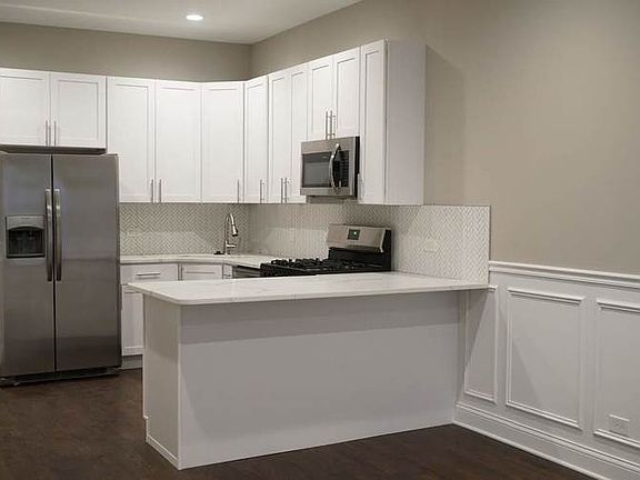 5th image of 3309 N Sacramento Ave #1