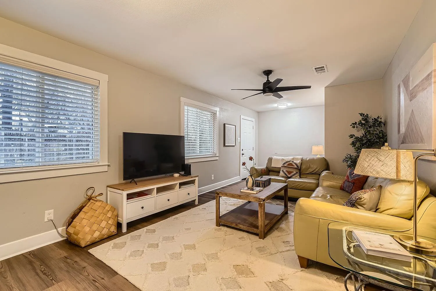 3 bed, 1.0 bath, 987 sqft, $2,095 — Photo 2