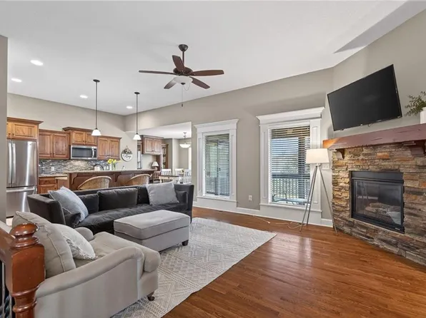 18302 W 194th Ter, Spring Hill, KS 66083