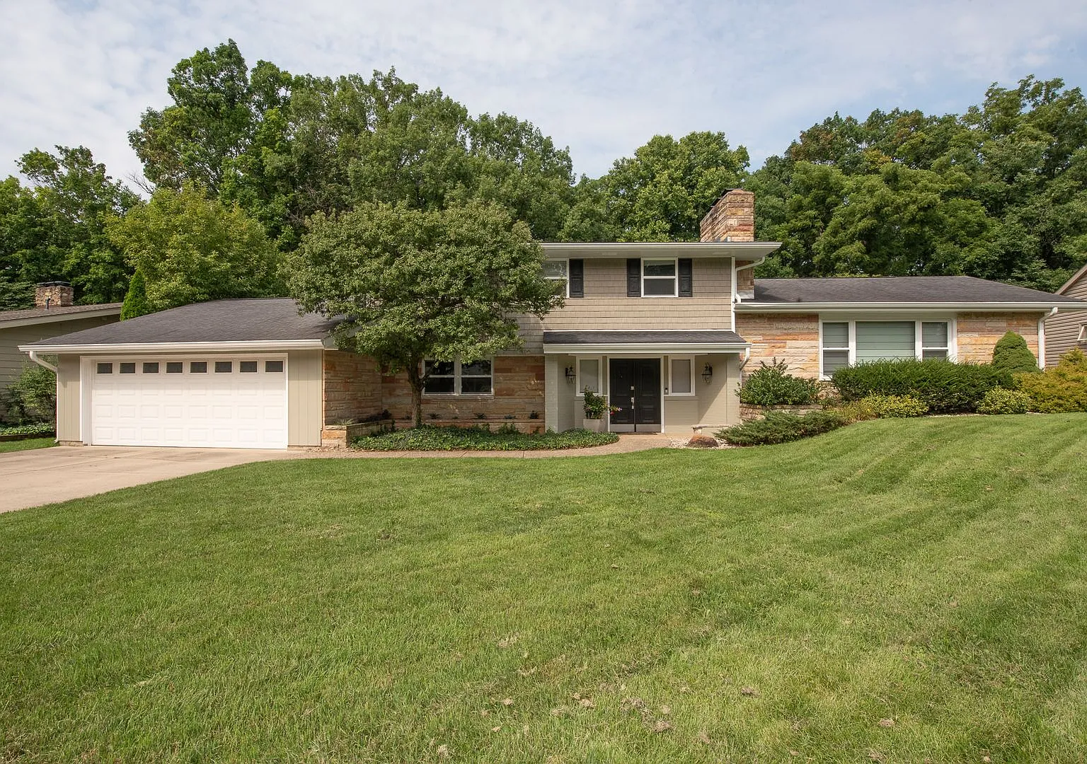 Beautiful 5 Bedroom Home Updated Home In West Lafayette Schools — Photo 1