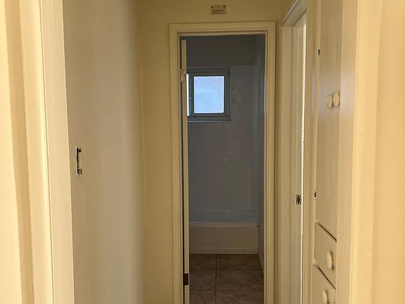4th image of 2205 Lawrence Ave #2207