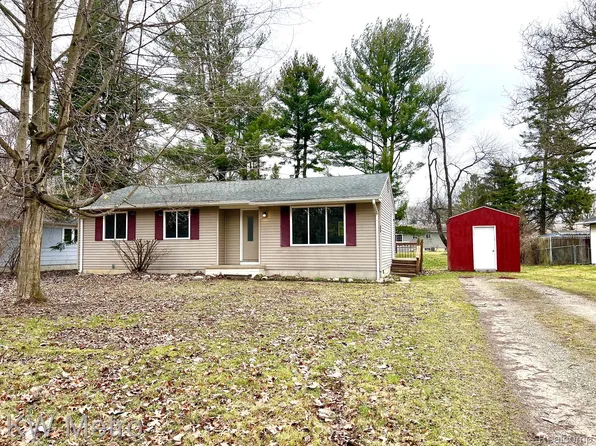 552 Greencove Dr, Holly, MI 48442