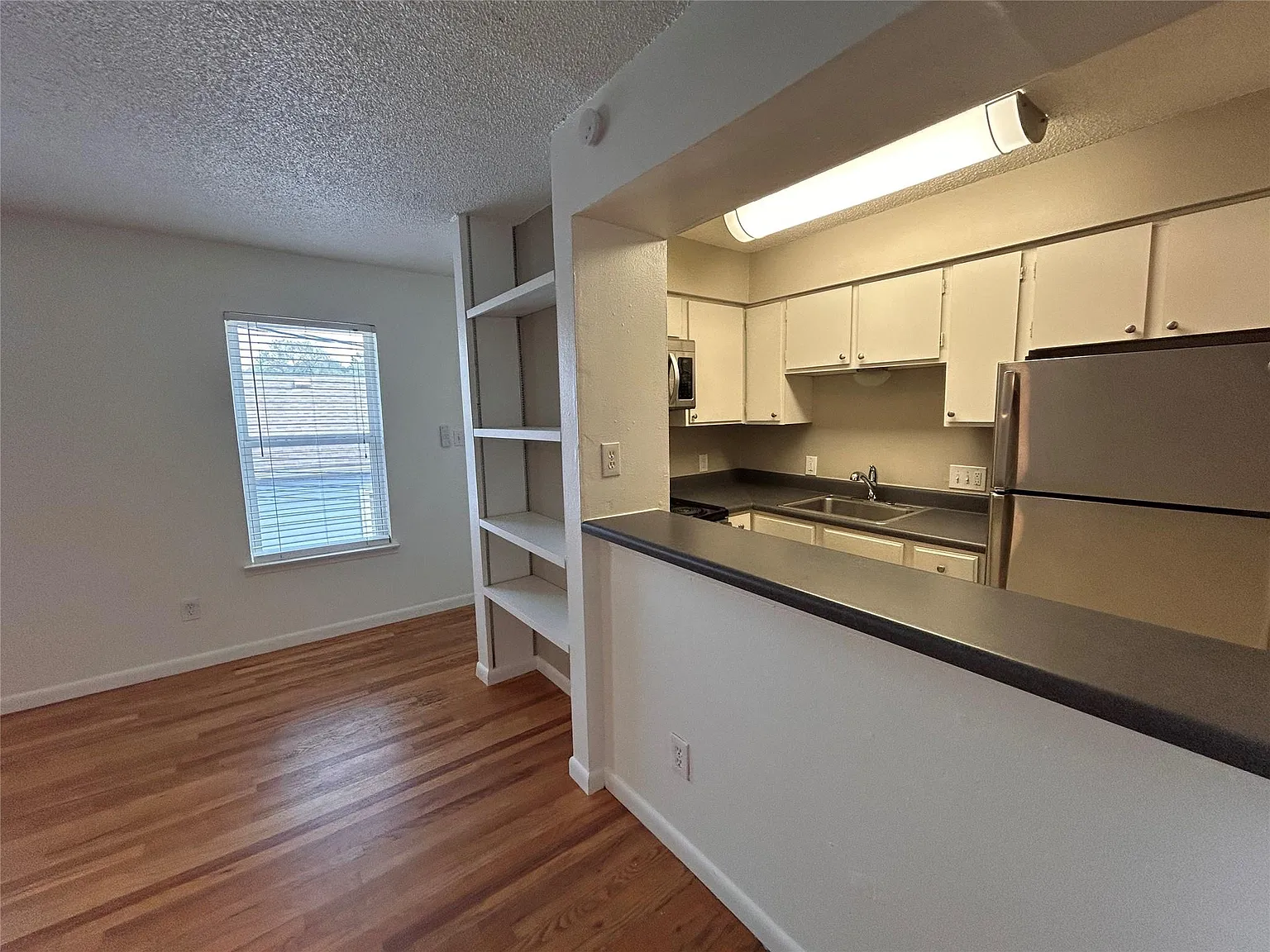 1 bed, 1.0 bath, 400 sqft, $1,075 — Photo 2