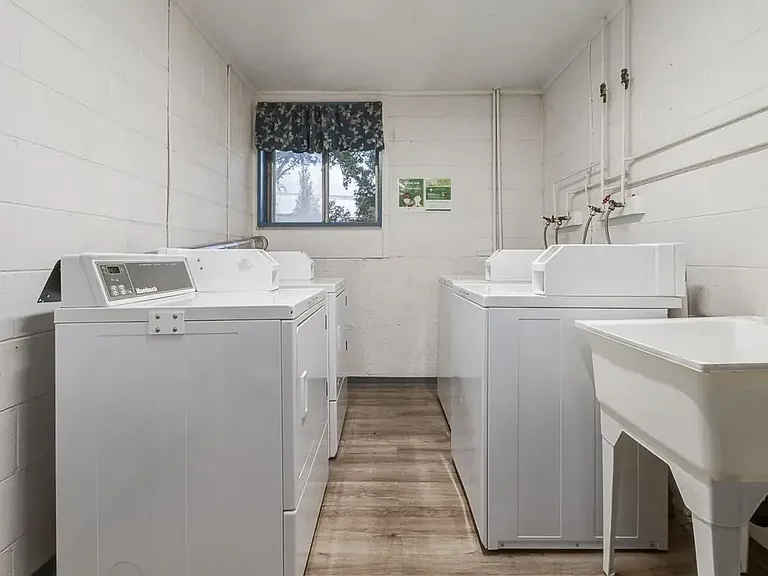 510 Robert St E — Photo 30