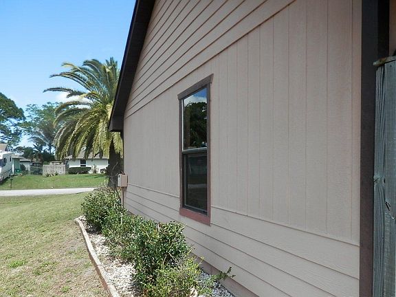 3rd image of 118 SW Fairview Avenue