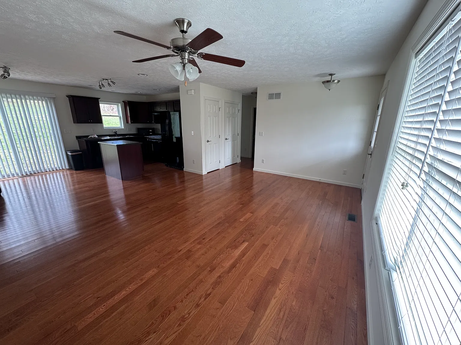 3 bed, 1222 sqft, $2,000 — Photo 3