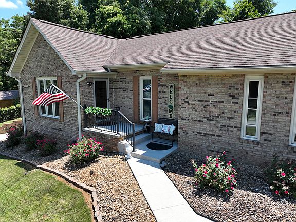3rd image of 967 Mountain Laurel Rd