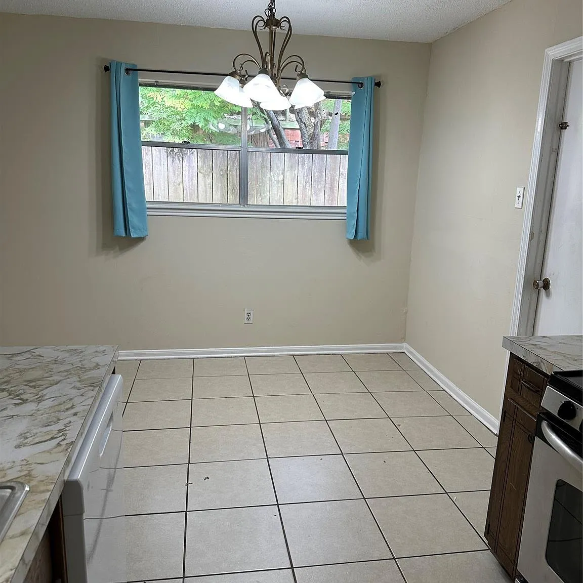 3 bed, 1.5 bath, 1124 sqft, $1,550 — Photo 4