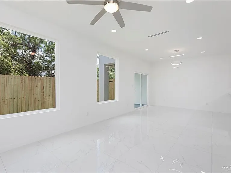 1910 Sunset Dr — Photo 5