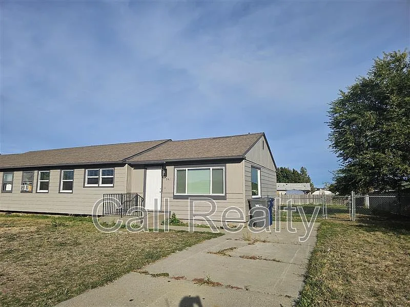 3 bed, 1.0 bath, 981 sqft, $1,600 — Photo 2