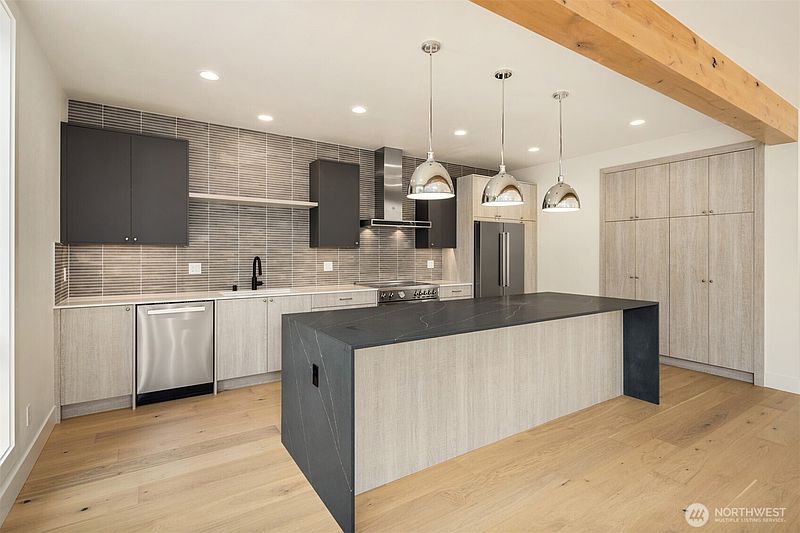 3rd image of 102 NE 44th Street