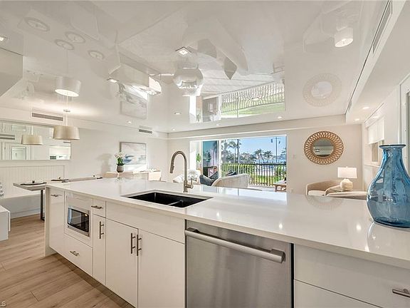 5th image of 222 Harbour DR #106
