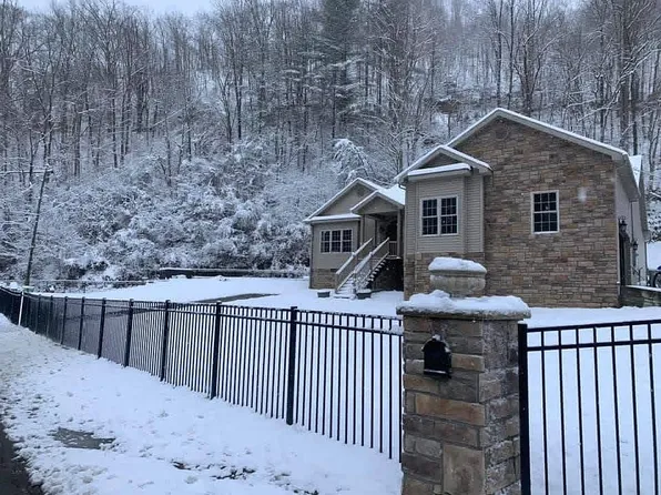 1852 Raccoon Rd, Raccoon, KY 41557