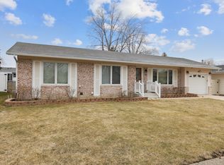 72 Kendal Rd, Elk Grove Village, IL 60007
