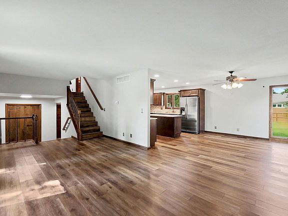 3rd image of 419 N Mimosa Dr