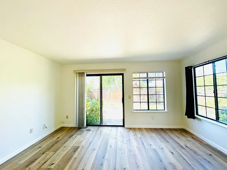 1537 Yarberry Dr — Photo 7