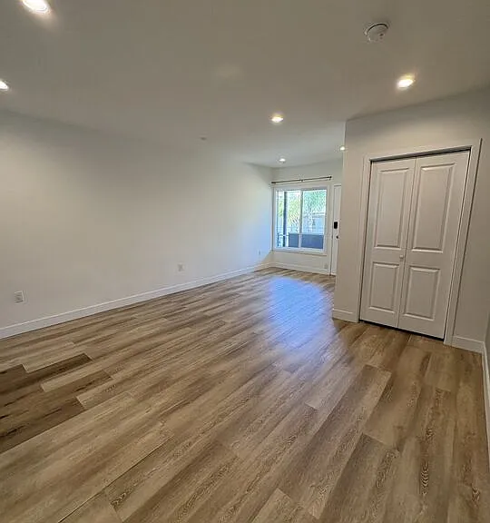 6350 Willoughby Ave #9 — Photo 7