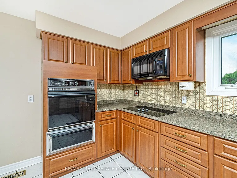 3161 Steeles Ave W — Photo 15