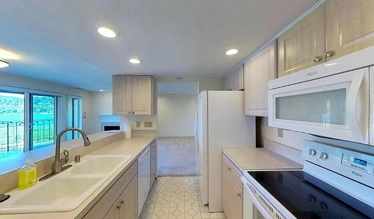 16921 Inglewood Rd NE #A-303 — Photo 9