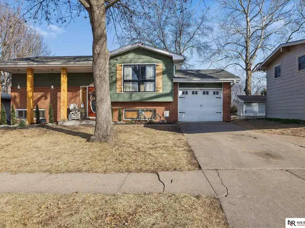 1220 Cottonwood Dr, Lincoln, NE 68510