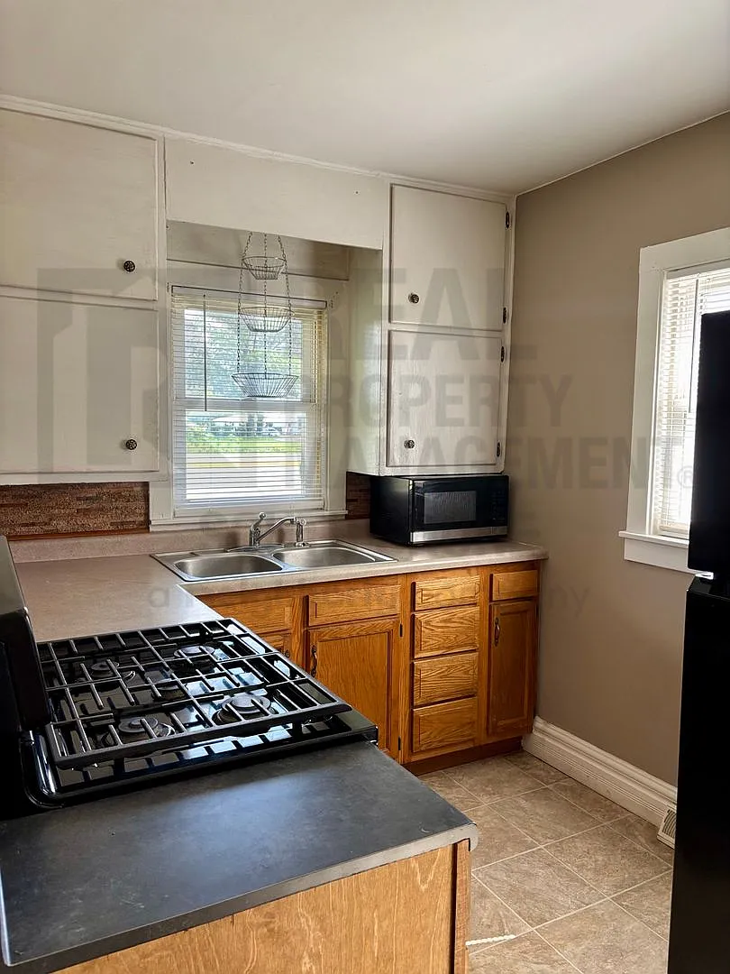 Spacious 3Bed/1.5Bath Close to Valparaiso — Photo 4