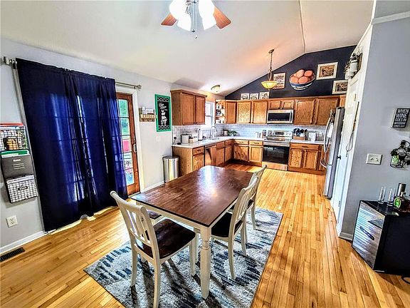 3rd image of 2204 Meadow Trl