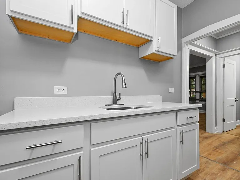 7556-58 S. Calumet Ave. / 320-28 E 76th St. — Photo 6