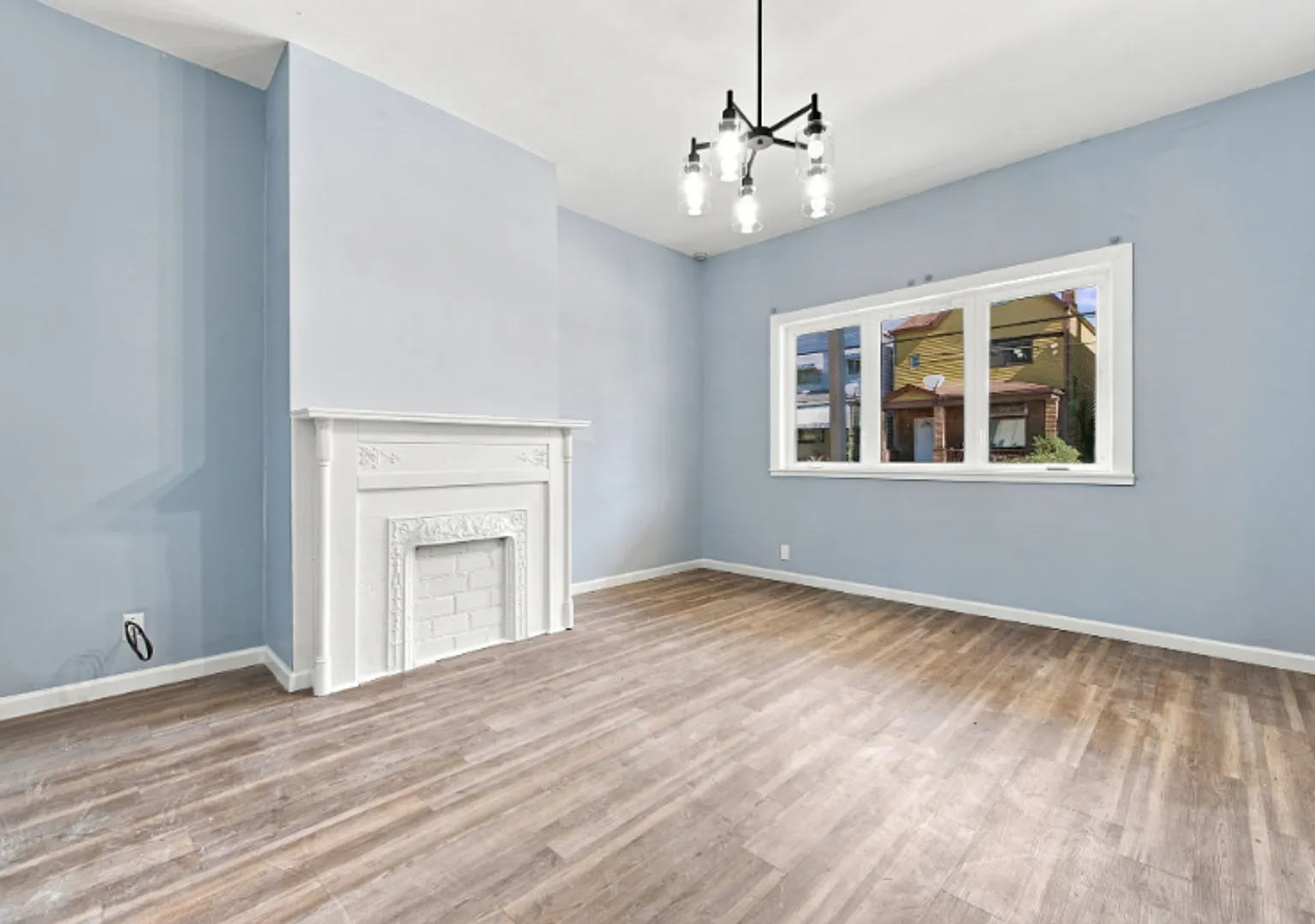Stunning 3 beds and 2.5 bath home in Sheraden available now! — Photo 3