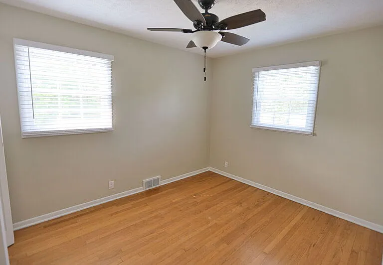 1010 N Hampton Dr NE — Photo 7