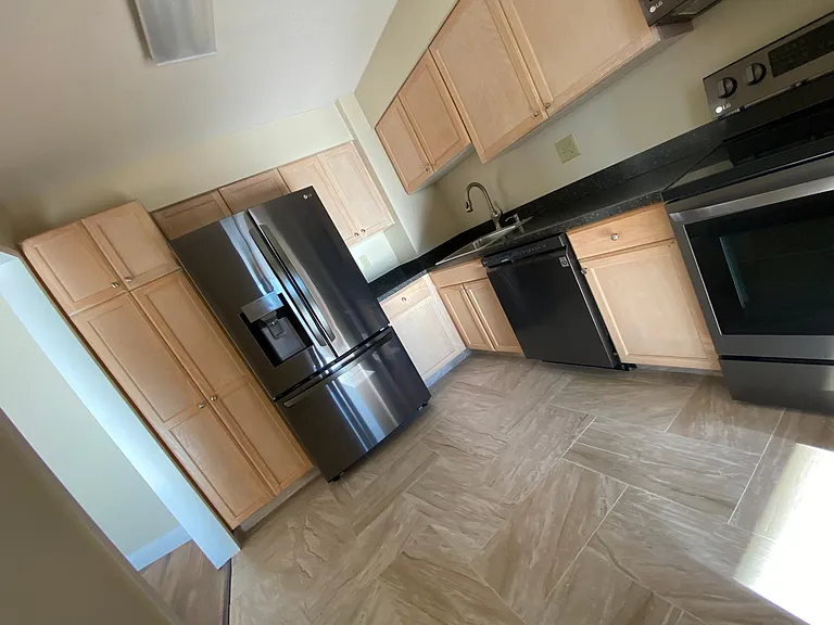 Excelsior II Apartments — Photo 24