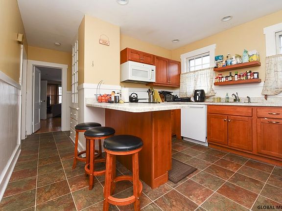 5th image of 80 Winthrop Ave