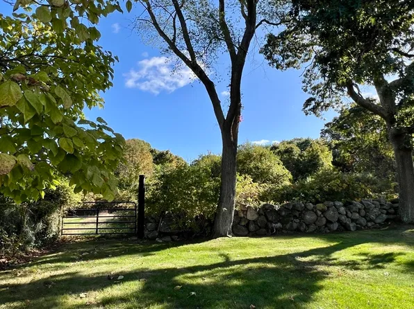 1580 Main Rd, Westport, MA 02790