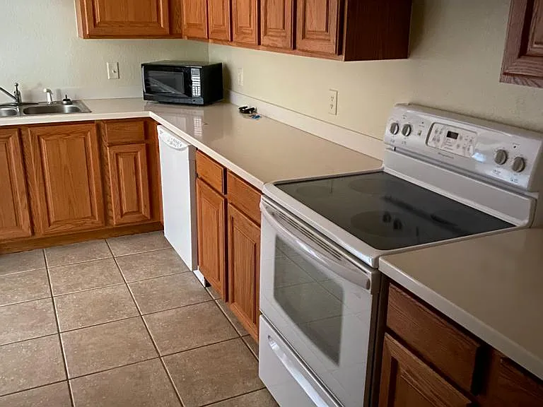 231 NE 28th Ave #105 — Photo 8
