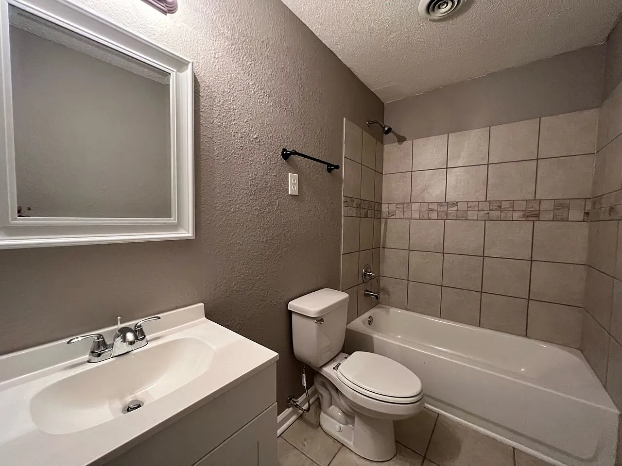 3392 Redcliff Dr — Photo 3