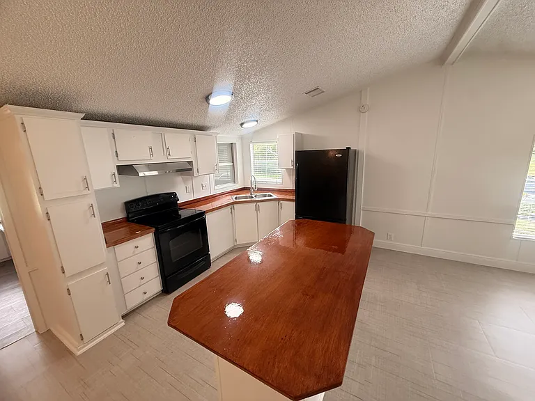 1051 Hawthorn St — Photo 23