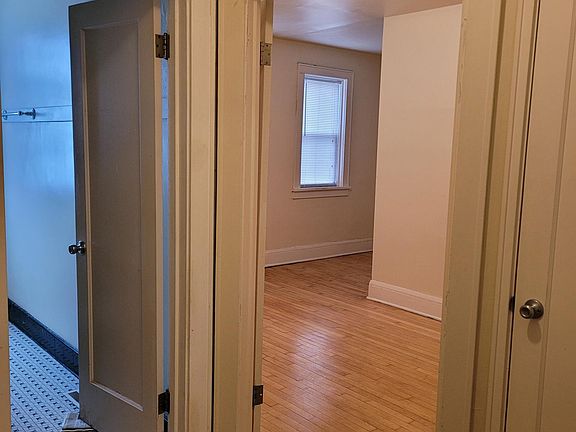 3rd image of 1202 E Montana St
