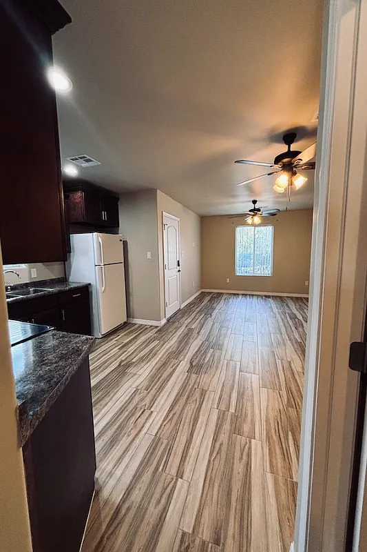 Beautiful 2 Bed/2bath With A Fenced Patio! Available Nov. 1st — Photo 4