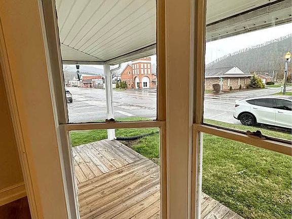 5th image of 402 W Main St APT 1