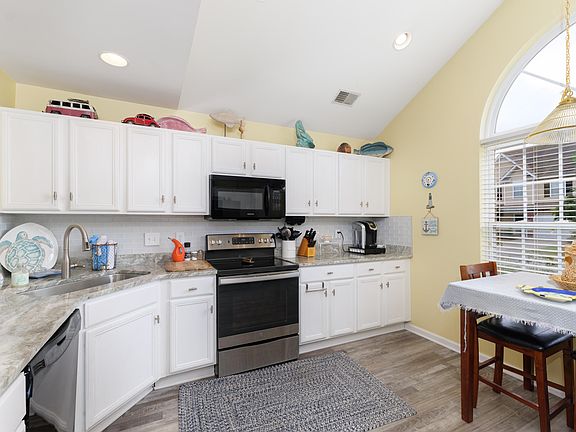 2nd image of 605 Buckthorn Cir