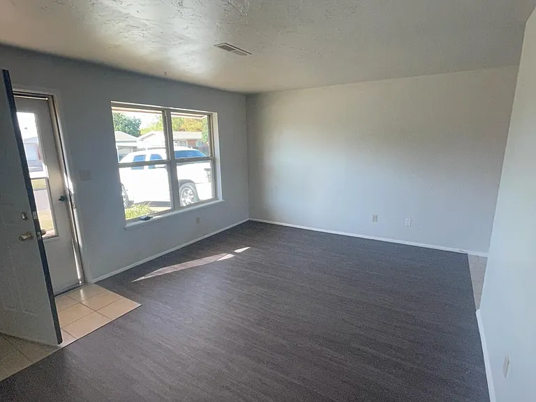 2100 Queensbury Rd — Photo 3