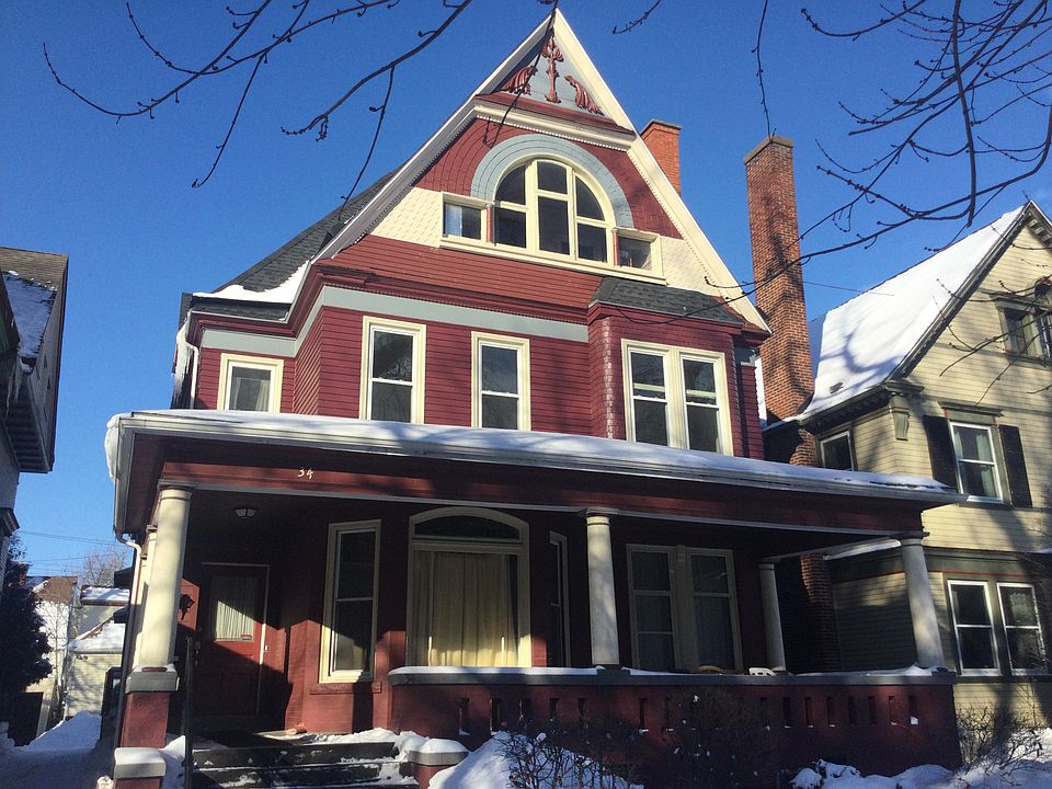 Front of the house. The 5 windows across the 2nd floor are all for this apartment.