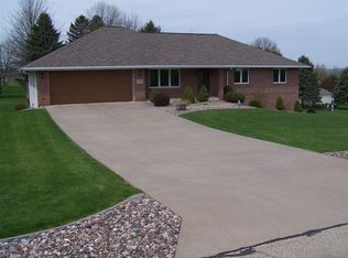 7401 Prairie View Ln, Dubuque, IA 52003